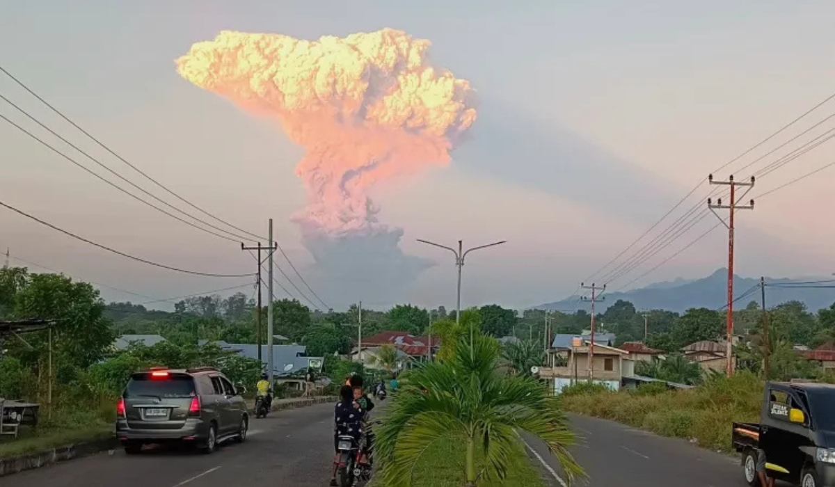 Indonesia Volcano Eruption Grounds Bali Flights Prompts Evacuations